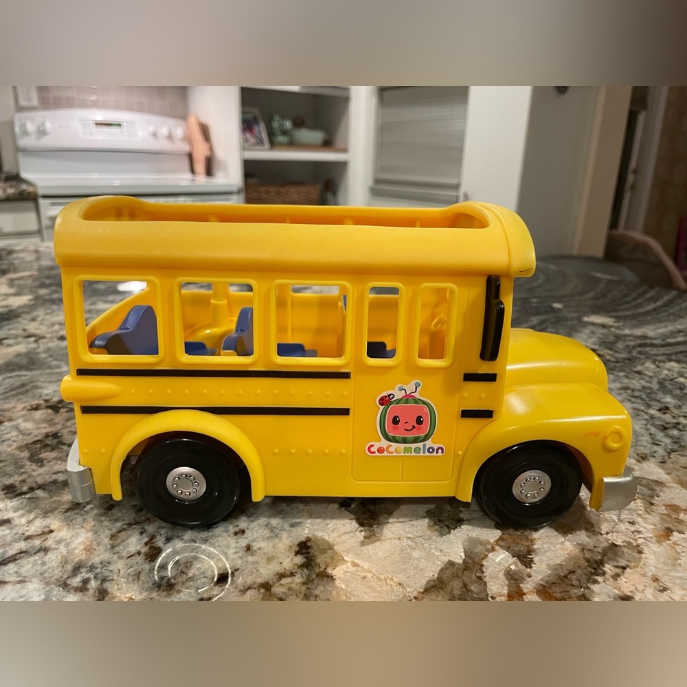 CoComelon School Bus Toy plays WHEELS ON THE BUS carry Pop n playhouse WITH JJ